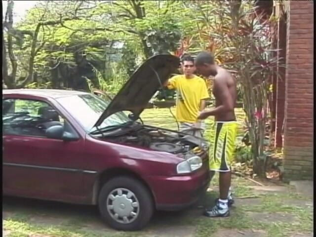 Bad Boyz: Lelaki hitam dan putih berkongkek keras di sebelah kereta
