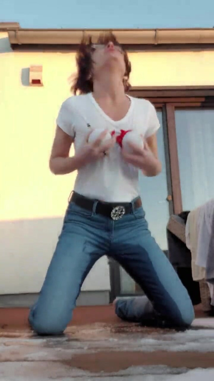 JulieEroticDress: Pancutan mani dalam seluar jeans di Balkoni