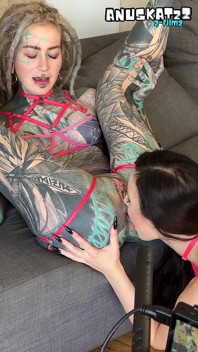 İki ateşli sürtük büyük dildolarla deliklerini sikiyor aşırı anal porno çekim