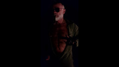 MusclesCigarsFFPig: Táta, který si hraje s bradavkami a kouří dýmku v...