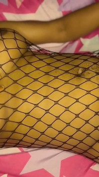 Cewek semok kulit hitam lagi asik nyepong kontol sahabatnya sampai memek sempitnya di-fingering