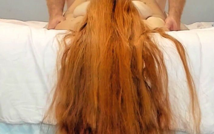 Red Queen: Draping mái tóc đỏ dài của tôi trên giường trong khi...