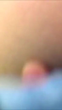 Amadora web se masturba em casa com brinquedos e câmera