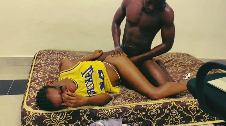 Horny Africans: Muž ošukal drobnou kočičku