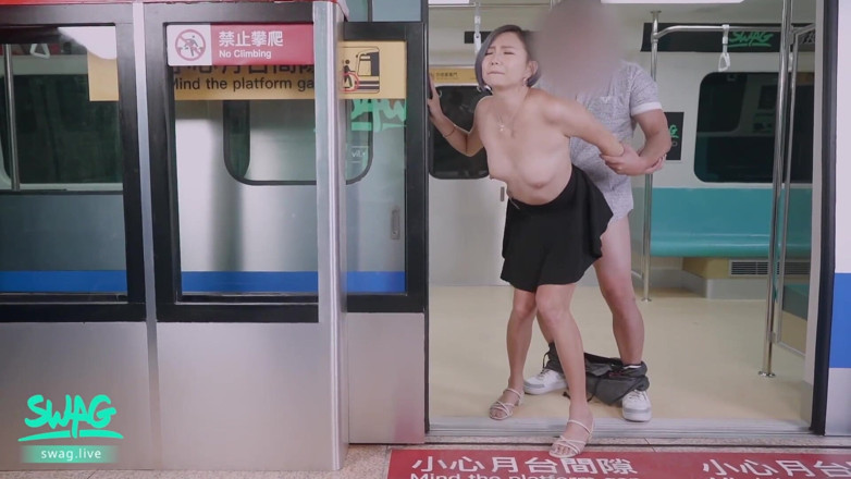 SWAG.live: Đĩ tàu điện ngầm: Ol được chơi tập thể và chảy tràn...