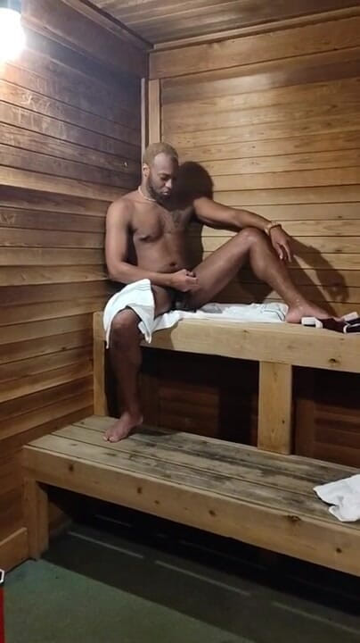 Kennie Jai: Kennie Jai Hav развлекается в сауне