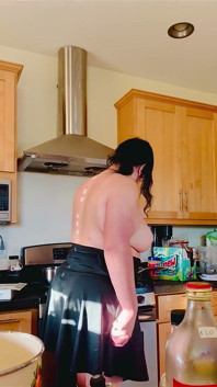 Üstsüz trans sürtük orta yaşlı seksi kadın beni yalatıyor