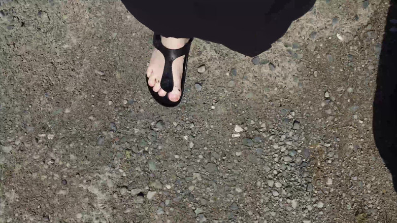 Footfetish: Luar dalam kaftan hitam dan berkaki ayam dalam Birkenstocks hitam