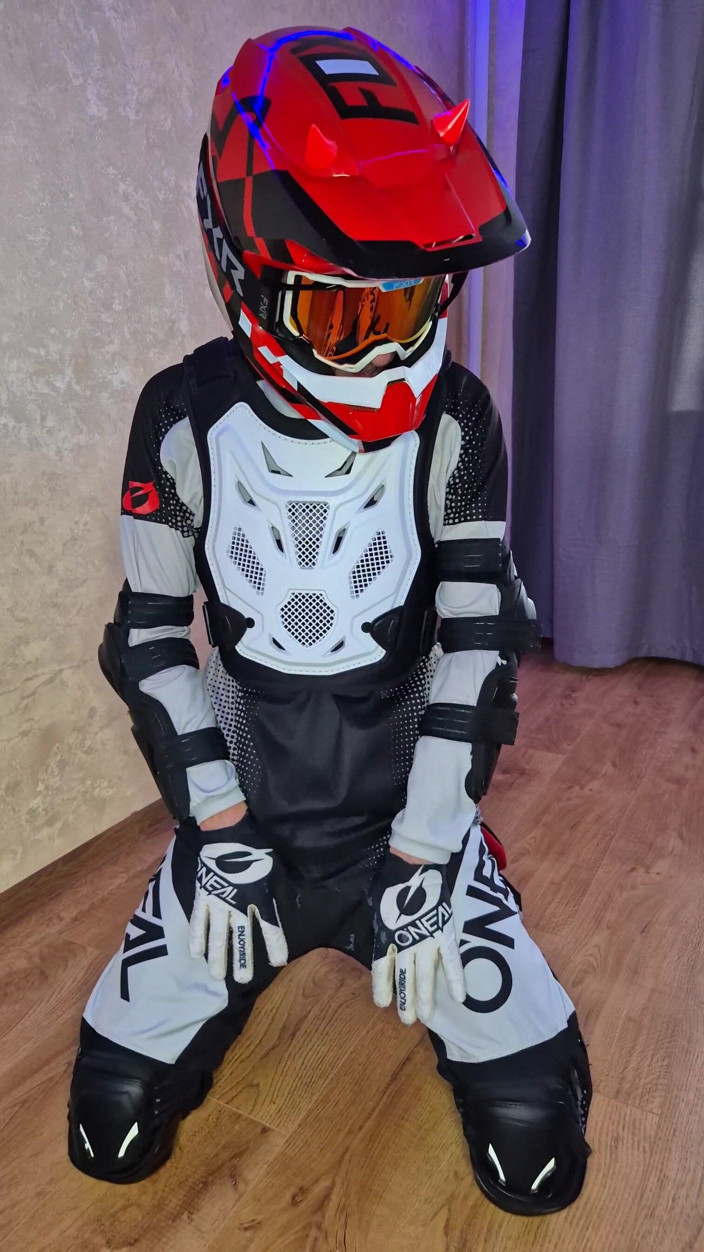 Sneakersmax98: I Put on My Boyfriend's Mxgear, Cum Twice