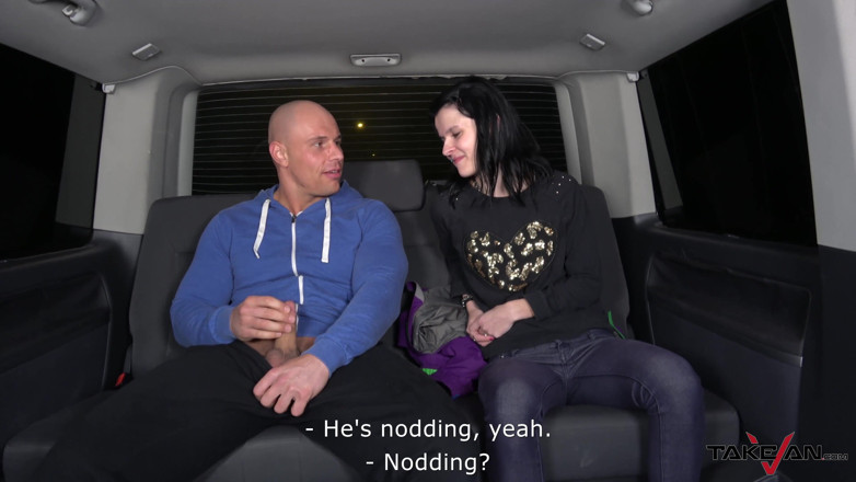 Take Van: Chuda trampka potrząsa swoimi małymi cyckami na ogromnym dongu w...