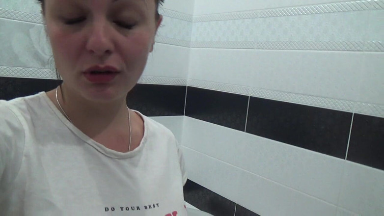 Sexy Milf: Sexy Kate peeing for you