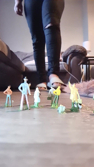 Simp to my ebony feet: Obryně drcení sandálem