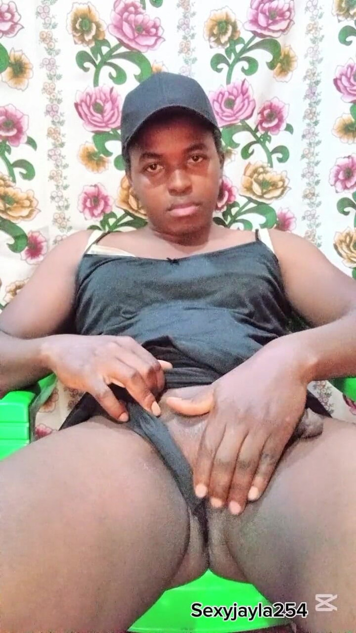 Sexyjayla254: Yaramaz travesti boşalana kadar yağlanmış buluntunu okşuyor