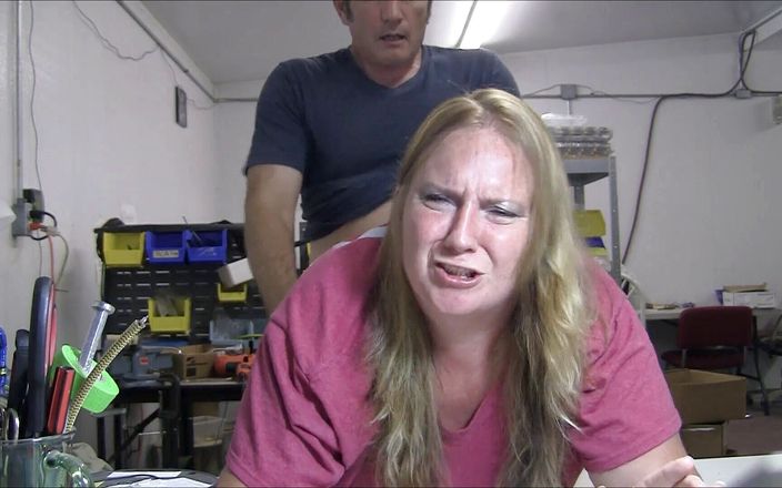 Vibra King Video: Jennifer долбили над столом на работе