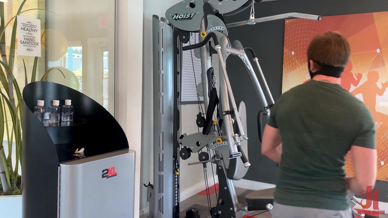 Kinky Bites Gay: Свидание в спортзале: новенький Люк Хадсон фистит Alex Hawk