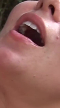 Dziewczyna zostaje zerżnięta na trawniku