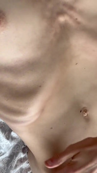 Awek blonde menjilat fetish perut kurus Collarbone menunjukkan tulang vakum