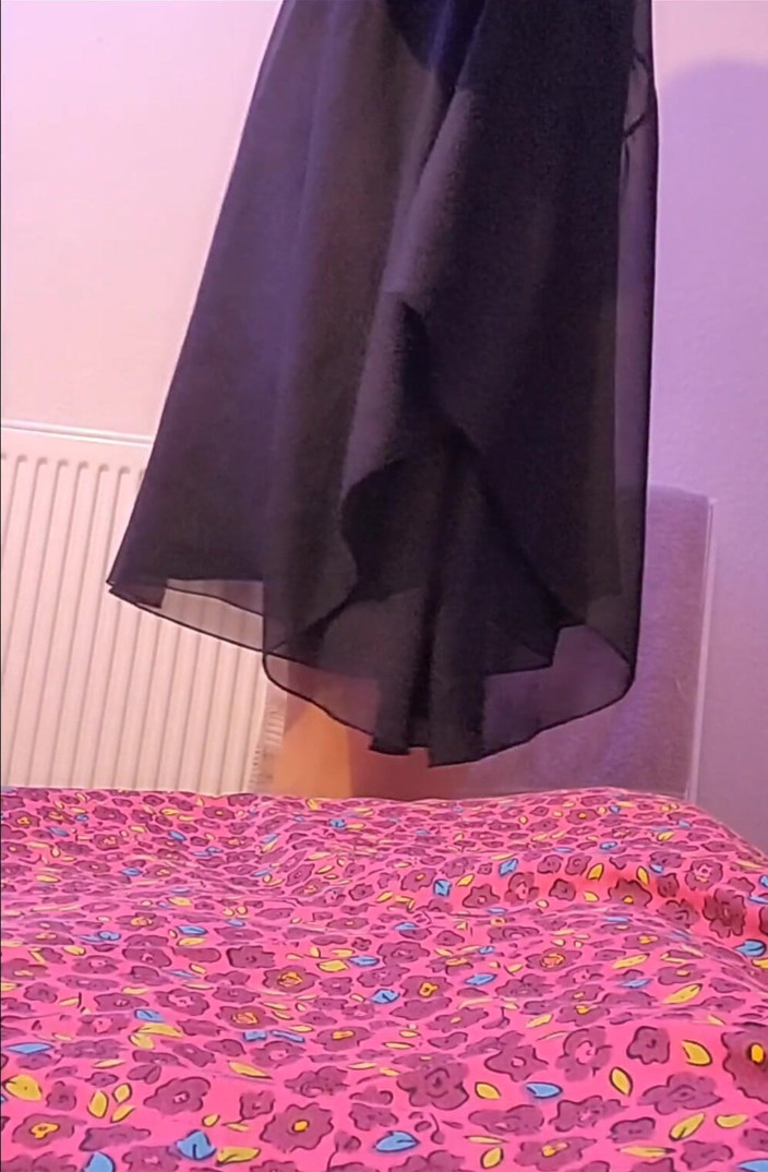 Girlie Simone: Ladyboy en robe noire et lingerie blanche
