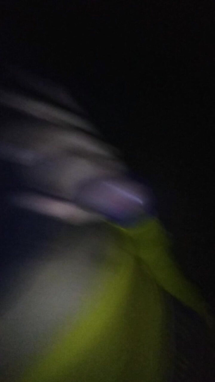 AlexAlejandro13: Homme sexy avec une énorme bite se touchant sur le canapé