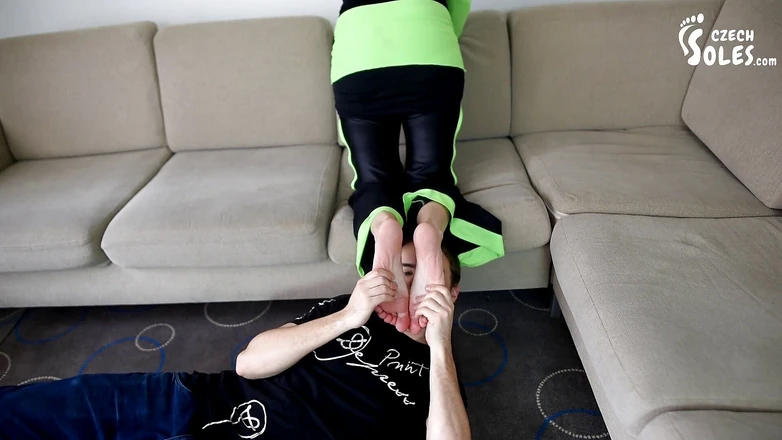 Czech Soles - foot fetish content: Танцующей студентке поклоняются ее сексуальным ступням