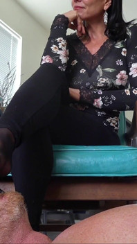 Geobjectificeerde beta maakt de perfecte voetenbank! (super stinkende nylons)!!
