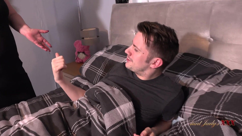 Aunt Judy's XXX: CiociaJudysXXX - cycata dojrzała milf kurka znajduje przyjaciela pasierba w swoim łóżku