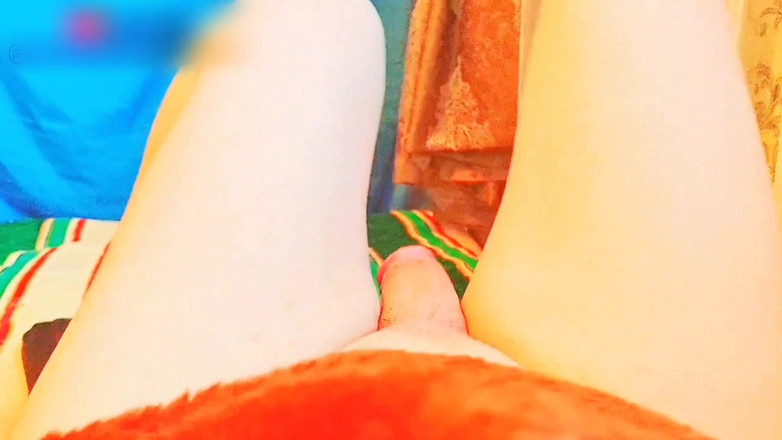 Kitty_Cross: Чудова фембойка носить прозорий топ з сором'язливою посмішкою