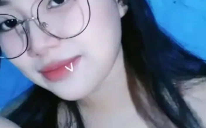 Jilbab69: 美しい妊娠中のヒジャブが彼女の膣に差し込まれる