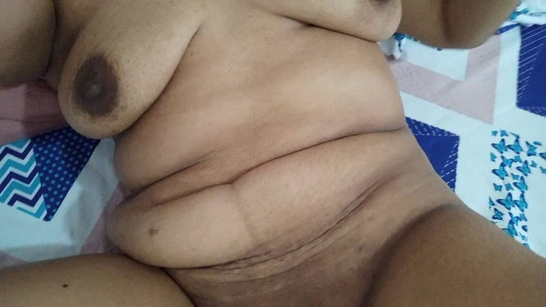 PATY PATY: Una cagna in calore si eccita mostrando la sua figa...