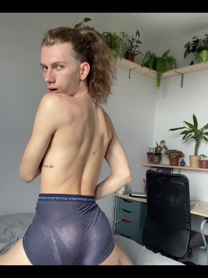 iamtonyrey: Francesa rabuda fica com tesão na frente da câmera e...