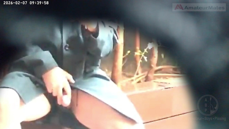 AmateurBoysPissing: Ragazzo Amatoriale Sorpreso a Pisciare in Un Parco Pubblico