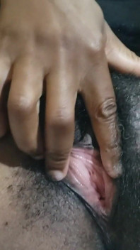 Une MILF sexy à la chatte poilue se masturbe en gros plan