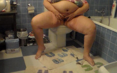 Sex hub couple: Jen chčije na podlahu v koupelně