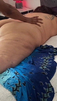Un Arrapante Strofina Corpo Cremoso Da Un Amico Amante Del Toro Nero