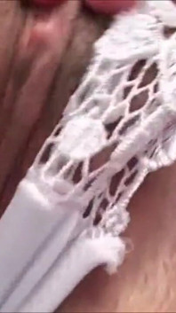 Blonde MILF masturbiert mit einem schwanz, aber er gibt es eine zicke