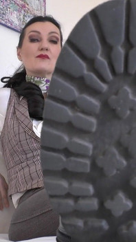 Lecca le mie suole dello stivale pulisci con la tua lingua! Lady Victoria Valente