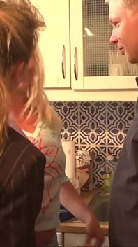 Junger klempner fickt in der küche schöne blondine mit kleinen titten