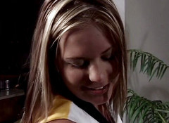 Teens Get it Hard: Roztleskávačka s velkým zadkem miluje hardcore šukání