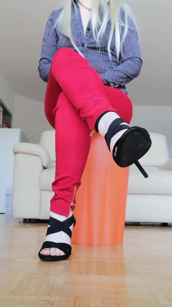 RavenBigAss: Raven toe-tapping với chân chéo quần jean màu đỏ và đôi sandals...