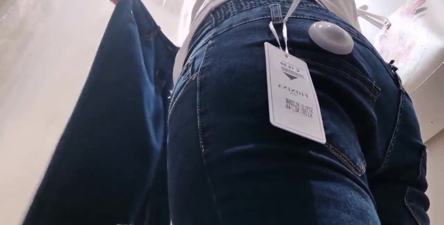 Nicoletta Embassi: Je sletterige Italiaanse probeert een spijkerbroek aan terwijl ze een...