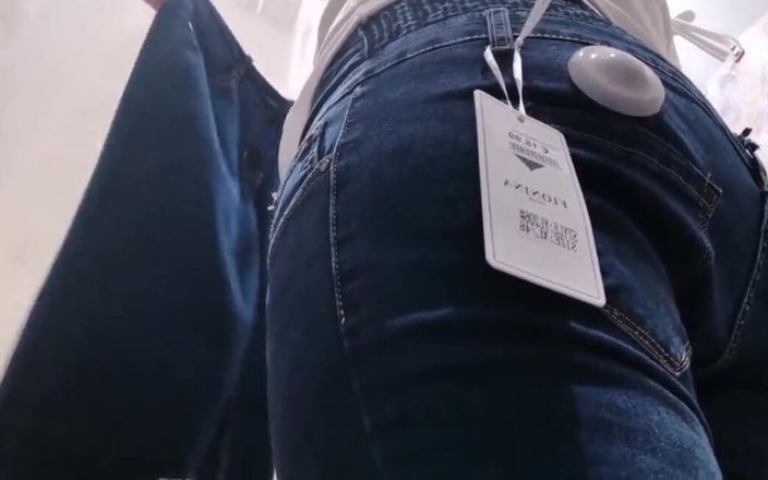 Nicoletta Embassi: Cewek nakal italia lagi ngusap celana jins sambil pakai butt...