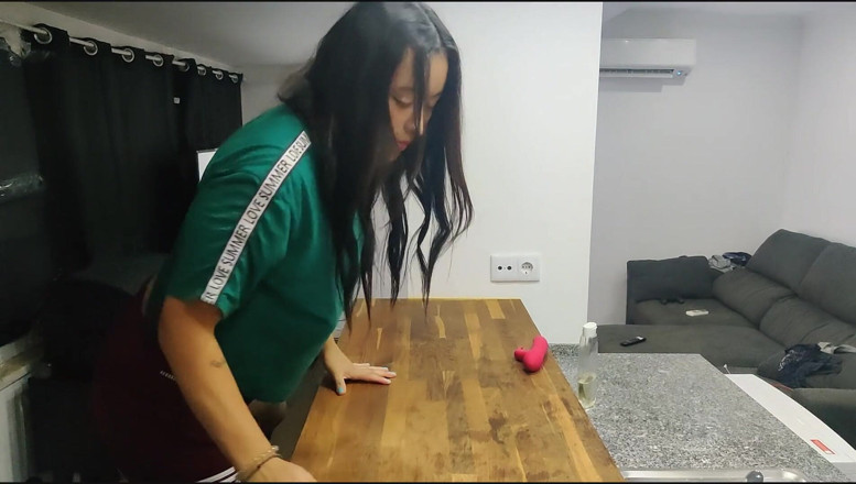 Miss Squirting: Stříkání na kuchyňský stůl