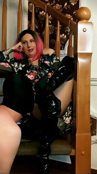 Lady angela sottomessa adorando stivali alti alla coscia