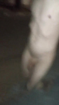 Mergând goală pe stradă și spermă