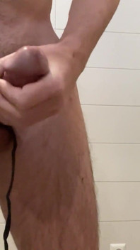 Palle legate, dita incastrate nel culo e una scarica di sperma molto eccitata