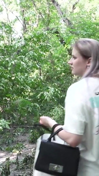 Une fille coquine jouxte et urine dans un parc