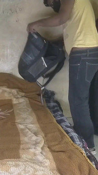 Sex în trei indian real cu înregistrare de acasă - gospodină cu forme suge și fute doi bărbați