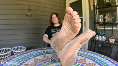 Mr Dimples: Mostro i miei piedi sporchi