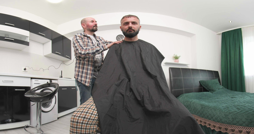 Romanian Girls: Barbershop Suzzi Eis