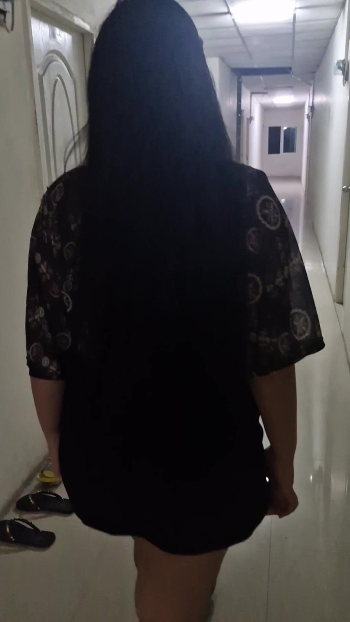 OhmeTmy: 가슴을 과시하기 위해 계단을 걷다